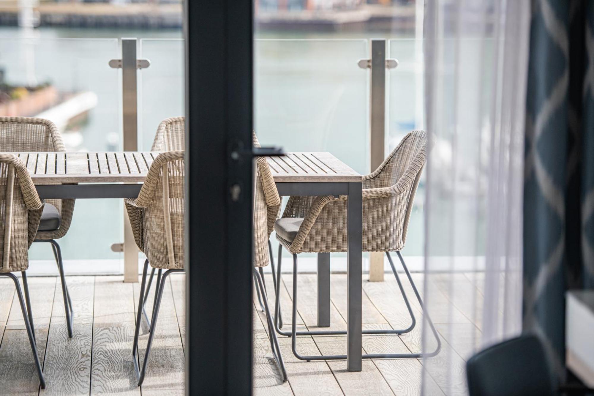 Harbour Hotel & Spa Southampton Quarto foto The deck of a floating home