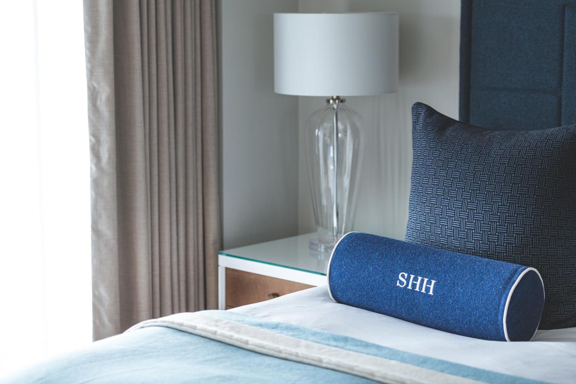 Harbour Hotel & Spa Southampton Quarto foto A bolster pillow