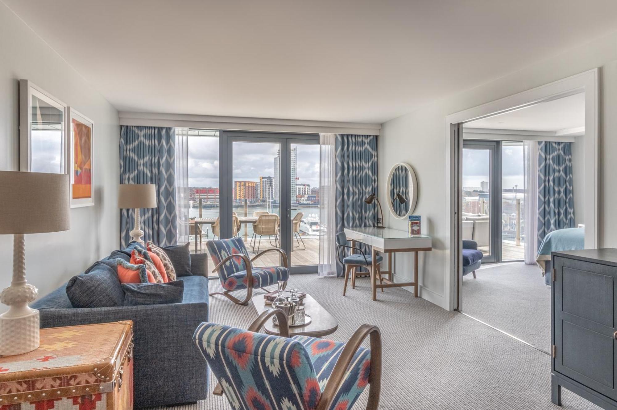Harbour Hotel & Spa Southampton Quarto foto A living room at The Drake
