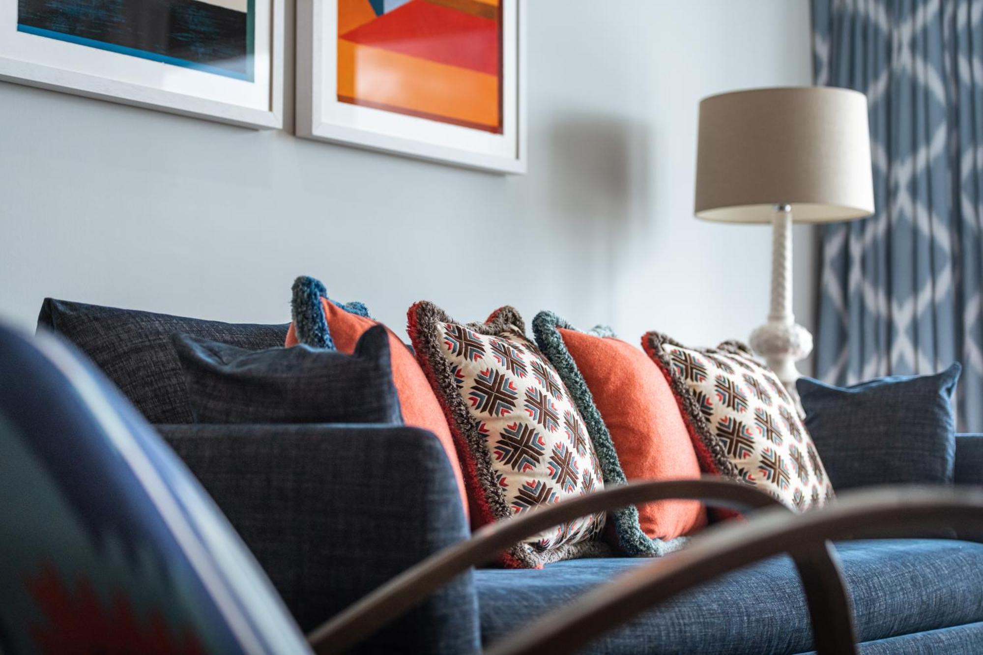 Harbour Hotel & Spa Southampton Quarto foto A sofa with cushions