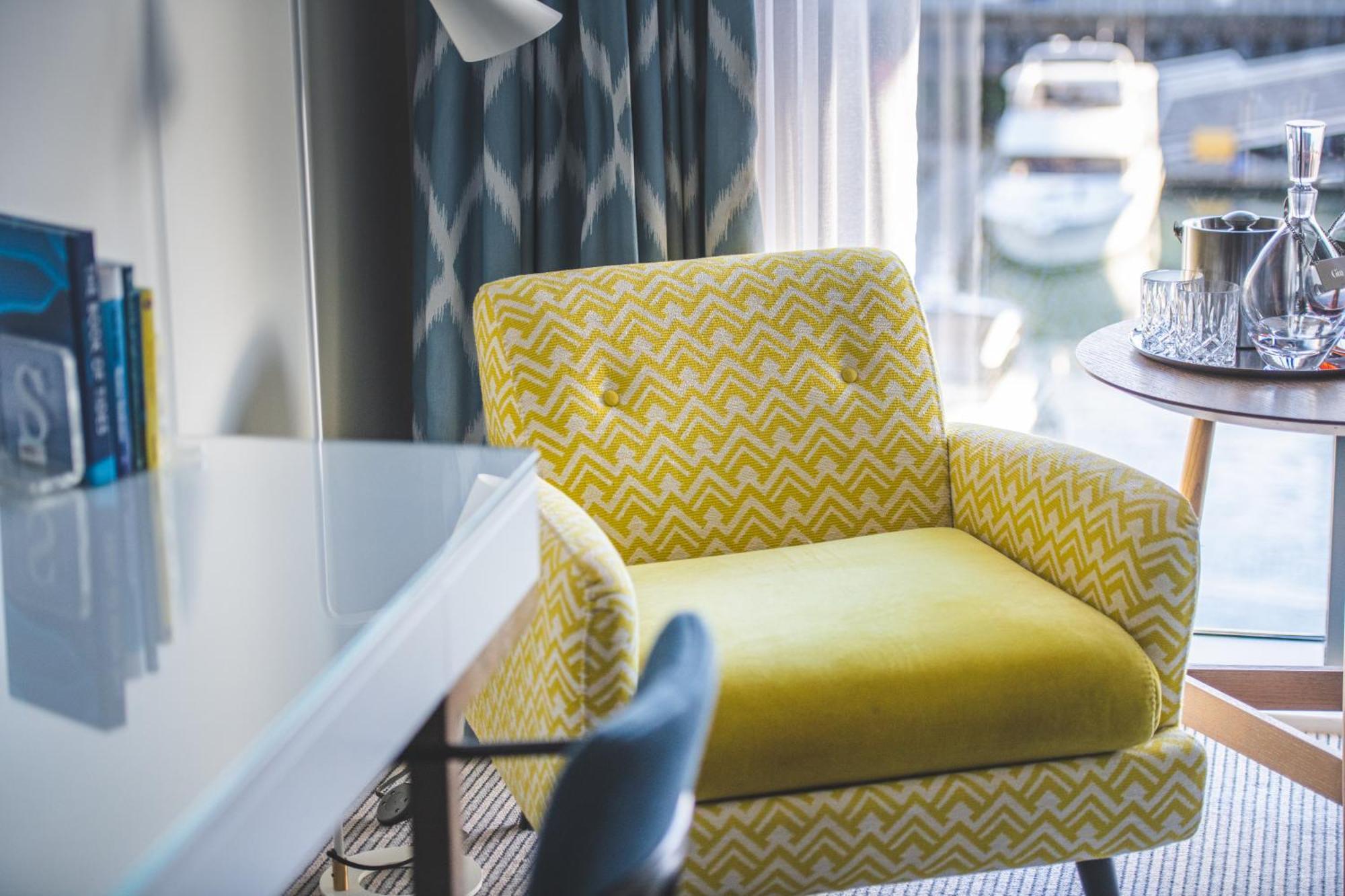 Harbour Hotel & Spa Southampton Exterior foto A chair in a hotel room