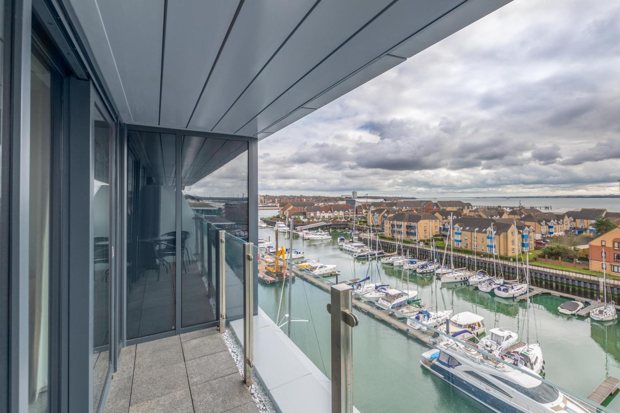 Harbour Hotel & Spa Southampton Quarto foto View from a balcony at Ocean Village Marina