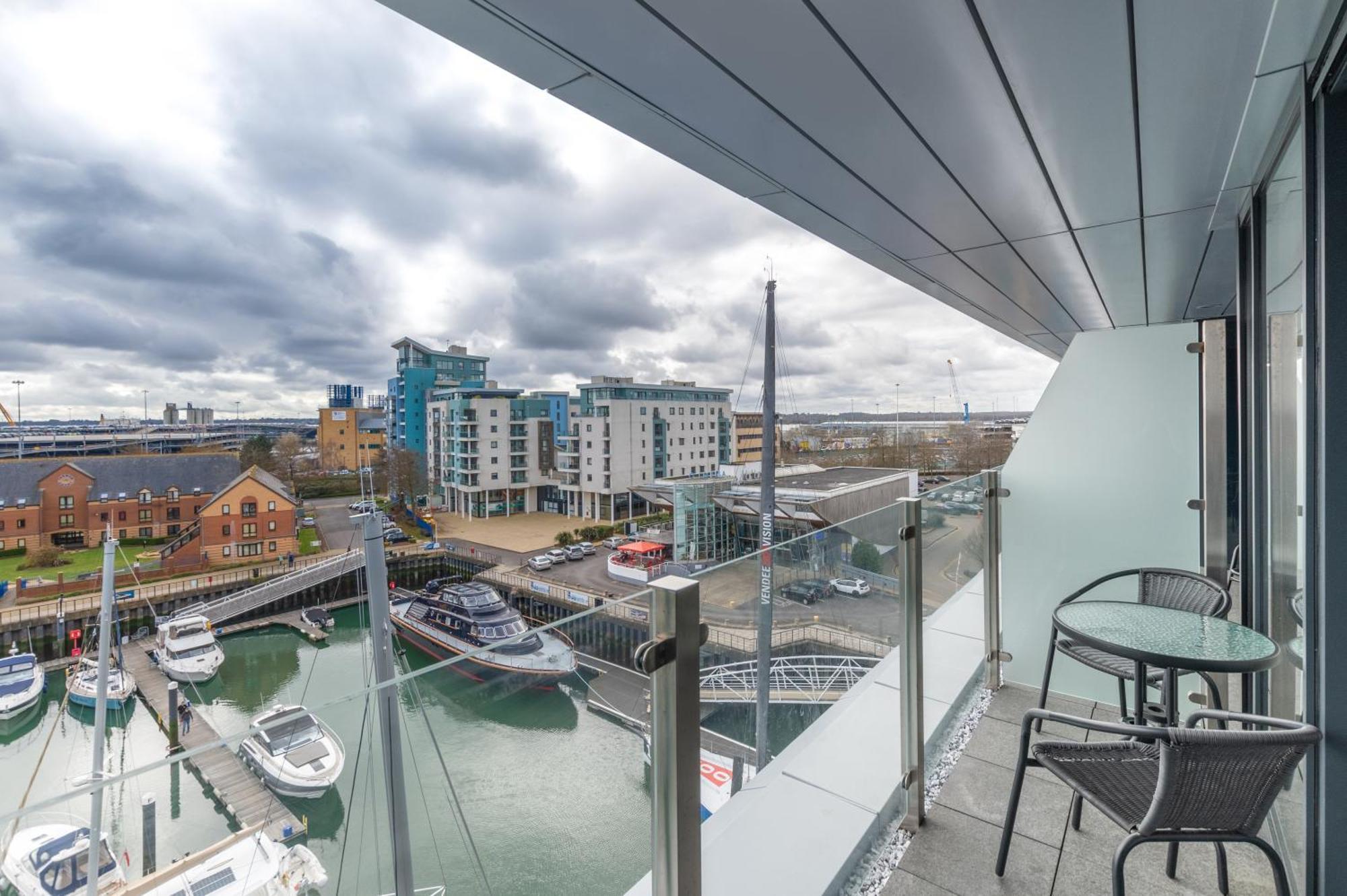 Harbour Hotel & Spa Southampton Quarto foto View from a balcony at The Beacon