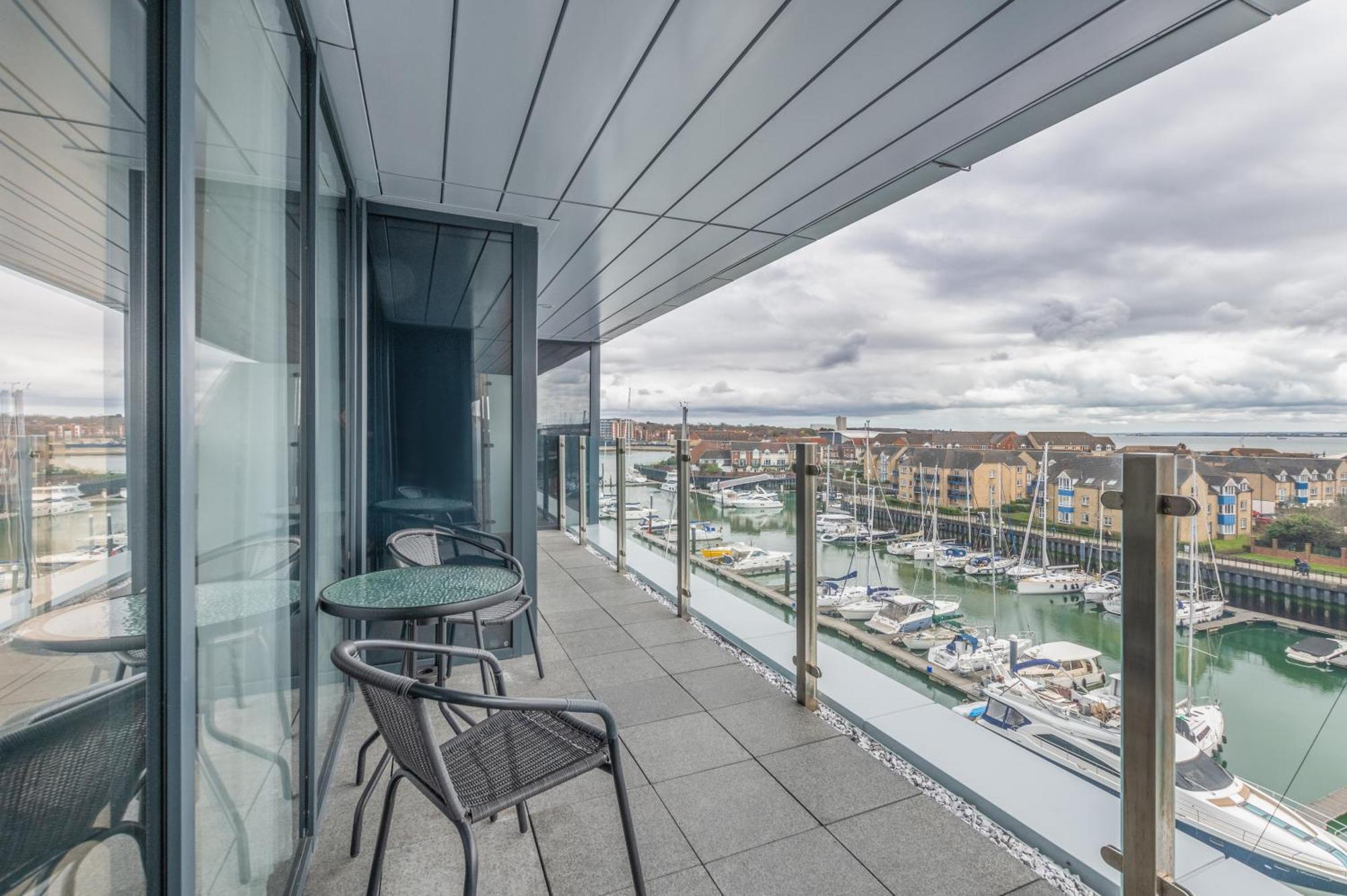 Harbour Hotel & Spa Southampton Quarto foto The view from the balcony of a penthouse apartment at The Beacon